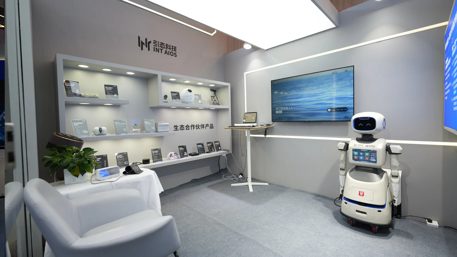 引态科技展会实拍，展示引元界面与生态合作伙伴设备 / Instaon exhibition with product interfaces and ecosystem equipment
